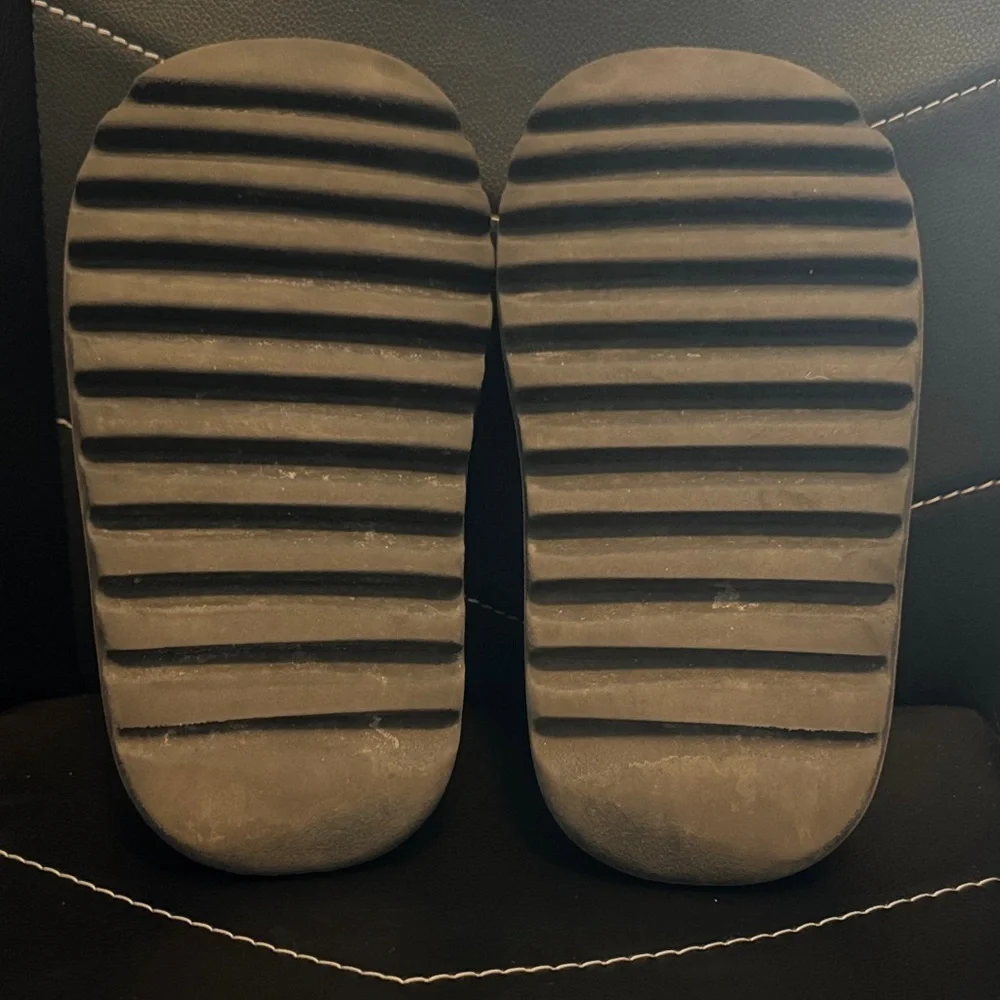 Adidas Yeezy Dark Grey Slides size 4 Youth - Picture 4 of 5